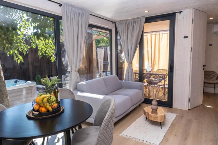 Exclusive Wellness House with Jacuzzi and Sauna, 10 Gardens