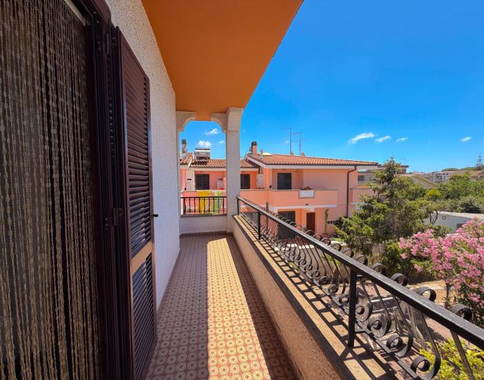 MIZI APARTMENT - Spacious independent residence with terrace and parking, 4 minutes from the beach and 100 m from Lavinio train station, with hourly connections to Rome, Anzio and Nettuno - Lavinio Stazione