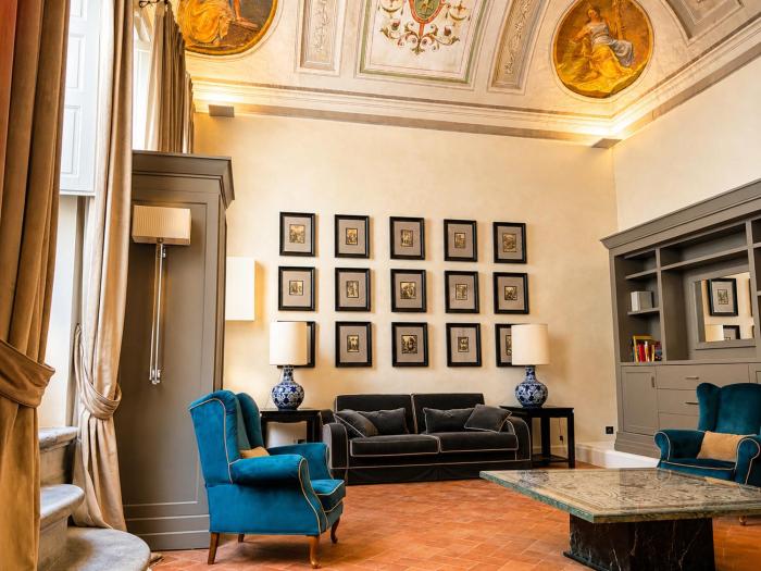 Luxury frescoed apartment in the center