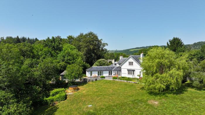 Higher Mapstone Luxury Dartmoor Retreat with Hot Tub, Views and Games Barn