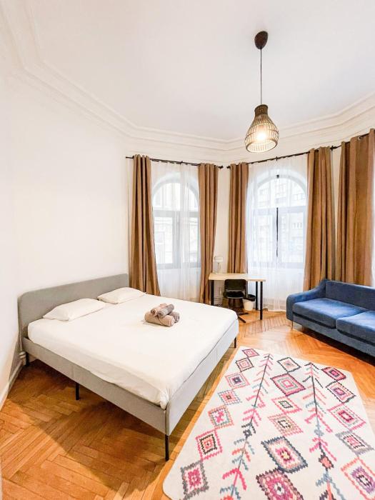 3-Bedroom Apartment, Universitate Square, City Center