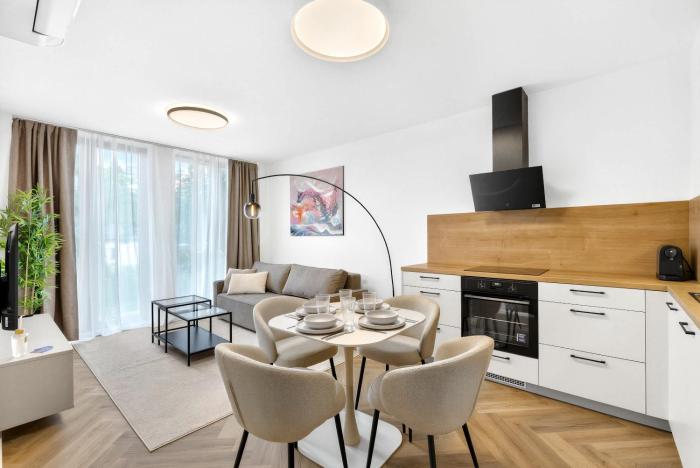 Bright Family Apartment for 6 - AC & Private Parking