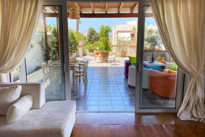 Apartment with large Terrace, 50m from Sea