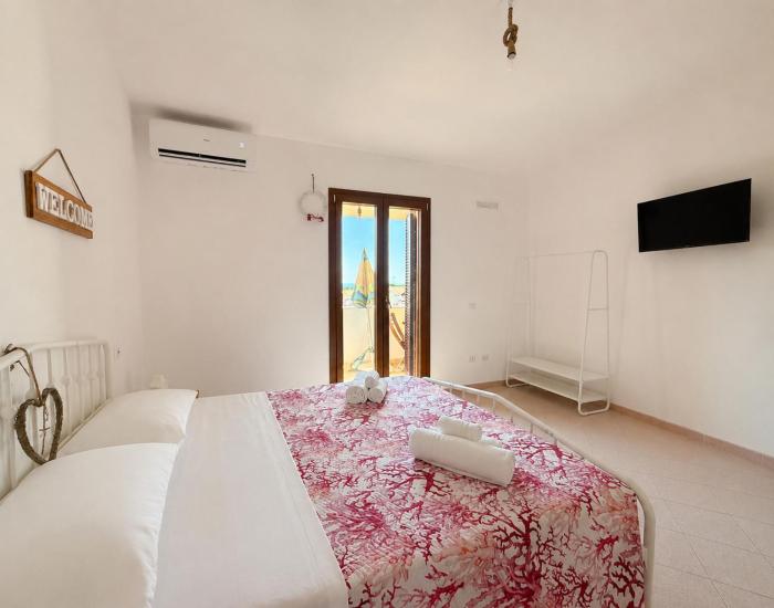 LALLOGGIO DEL SOLE APARTMENTS - elegant and welcoming residence with independent apartments, shared patio and parking area, near the beach and train station with hourly trains to Rome - Lido delle Sirene, Anzio