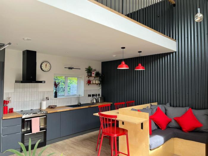 Luxury Barn Conversion with King Bed near Westport