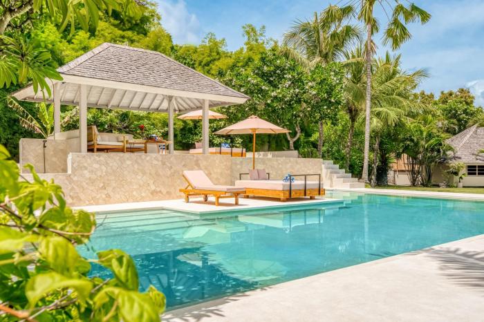 Spacious 2 Villas combined 9 bedrooms 2 pools