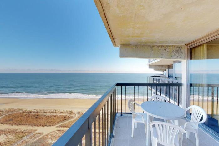 Wonderful beachfront condo with pools gym sauna AC & balcony