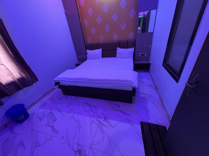 Hotel Shri Girdhari Palace and Restaurant