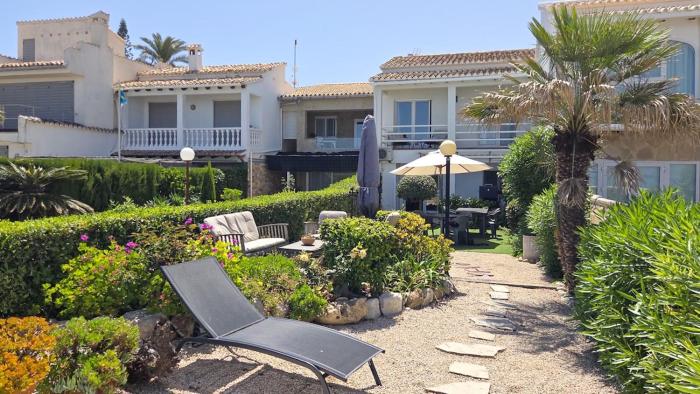 La casita frente al mar con jardín by costablancarent
