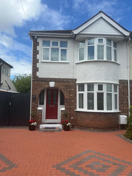 Executive Home Near Cheshire Oaks & Chester