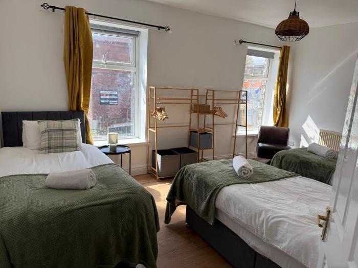 Snug House -- Lydgate Lane 4 bed house, sleeps 9