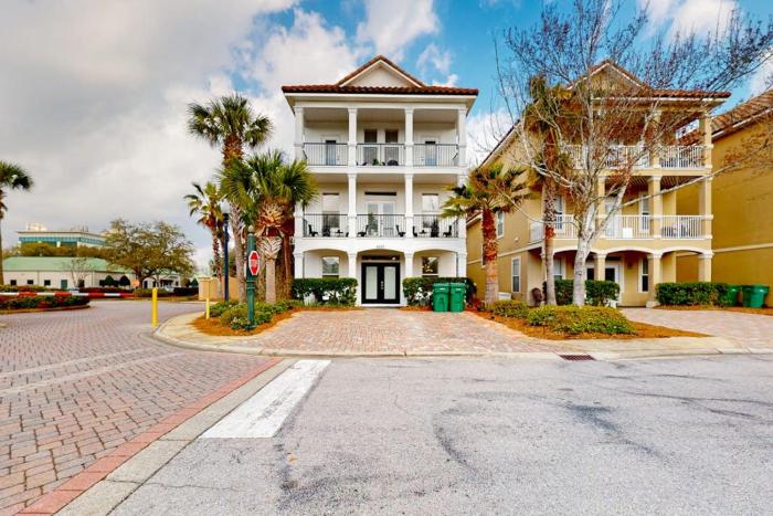 Dog-friendly home near beach with pool access two balconies wet bar & WD
