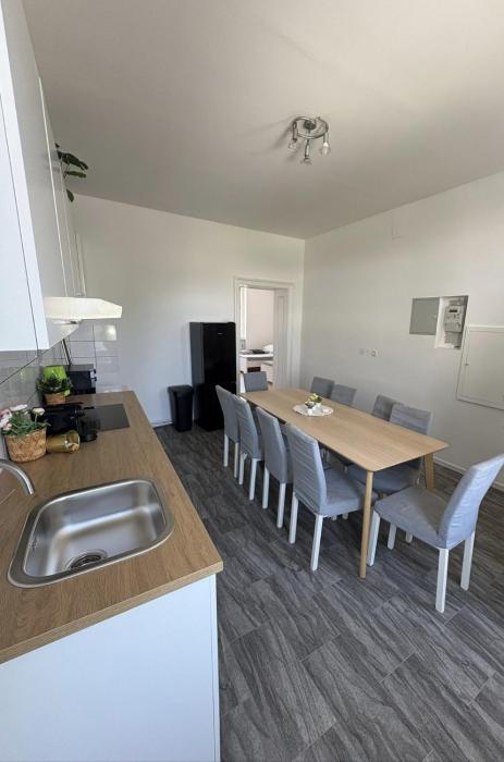 Three Bedroom Spacious Apartment near Train Station