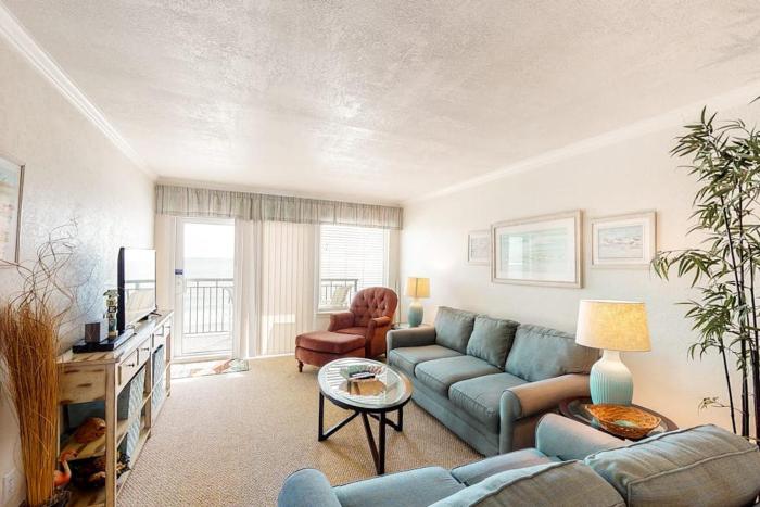 Great beachfront condo pool & tennis courts - quick drive to dining