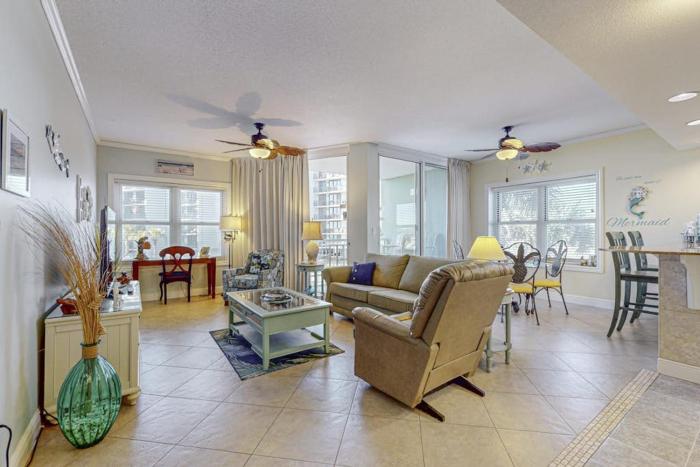 Waters Edge 201-Spacious 2nd floor condo on Okaloosa Island with Gulf-front pool Beach service & Gym
