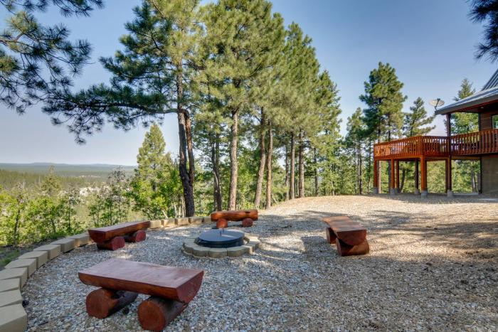 Longview Lodge w Furnished Deck & Fire Pit!