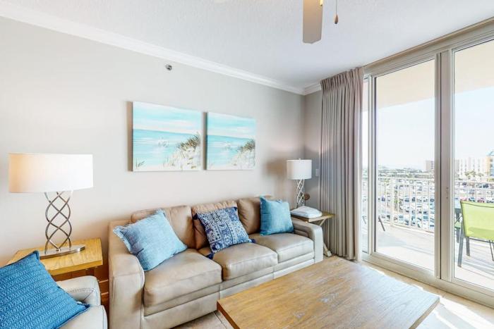Fifth-floor condo with balcony pools hot tub gym W&D &WiFi - beach access