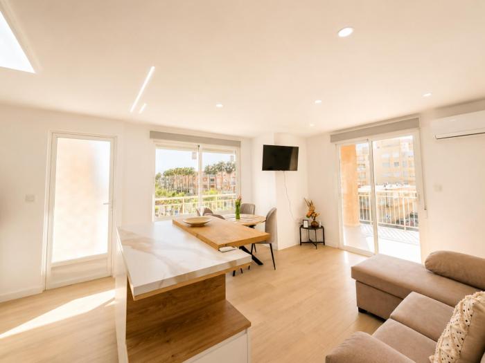 Blue Peak Apartment: Diseño Junto al Mar