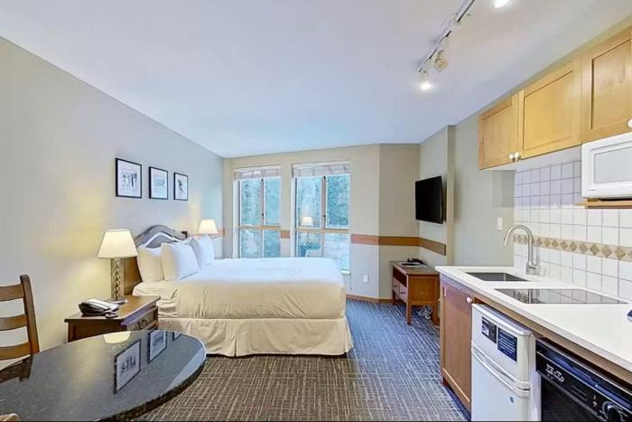 302 Well appointed Studio with Mountain and pool views by Elevate Vacations