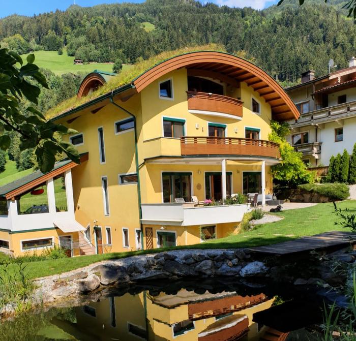 Stylish holiday home - Mountain views & peaceful setting