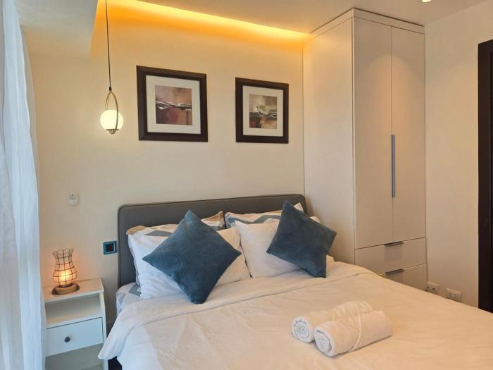 BGC Uptown Parksuites Spacious Cosy Vibe One Bedroom Unit with Balcony and nice view