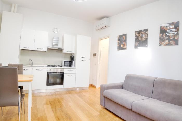 Modern Apartment with Private Patio near Navigli & Bocconi