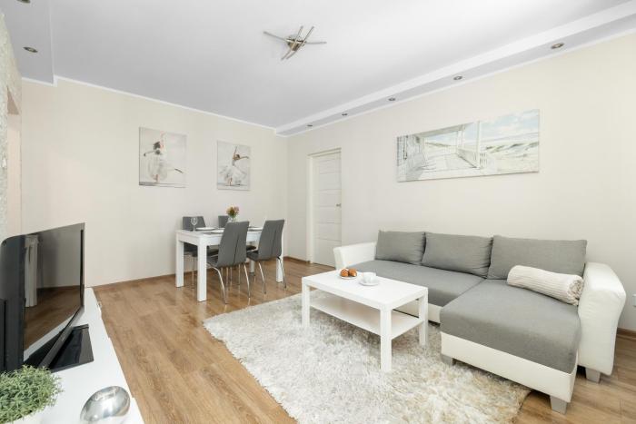 Bałuki Downtown Apartment by BookingHost