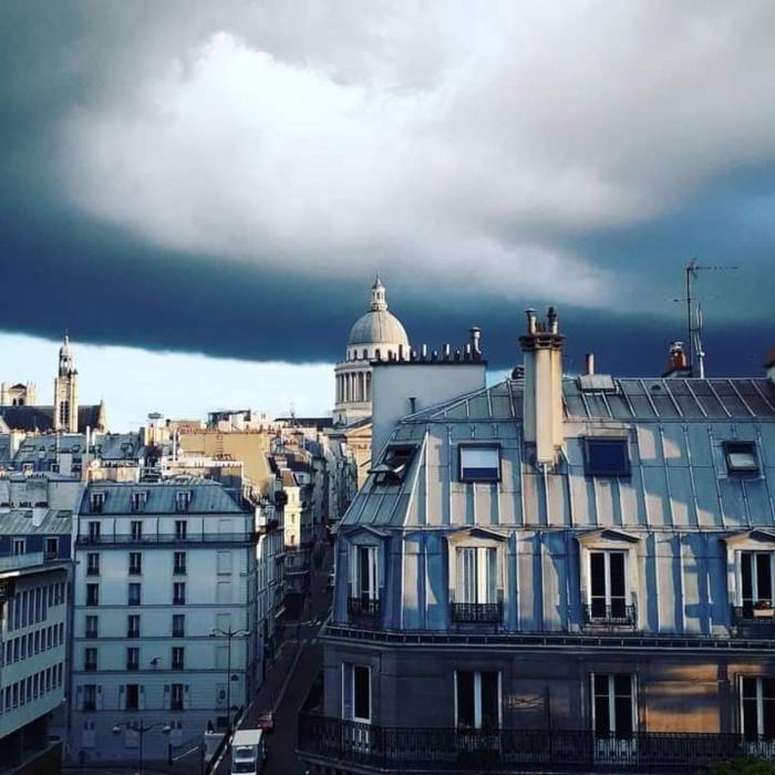 Coeur de Paris sur la Place Maubert Studio entier neuf calme clair propre avec Vue Tout Paris cuisine salle de bains ascenseur AC