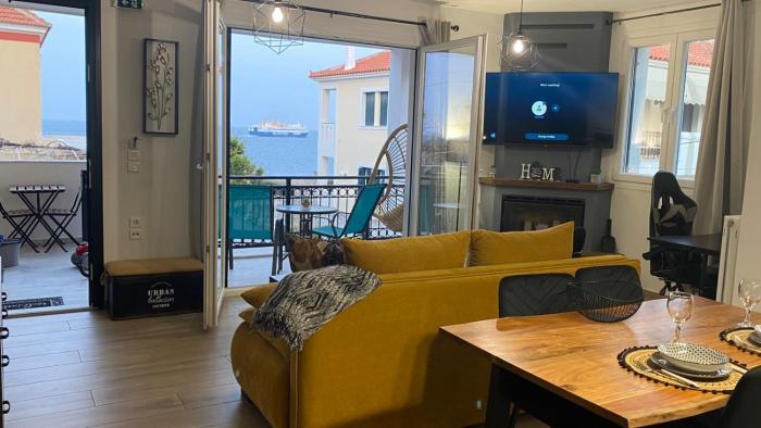 Seaview Luxury Apartment with private parking