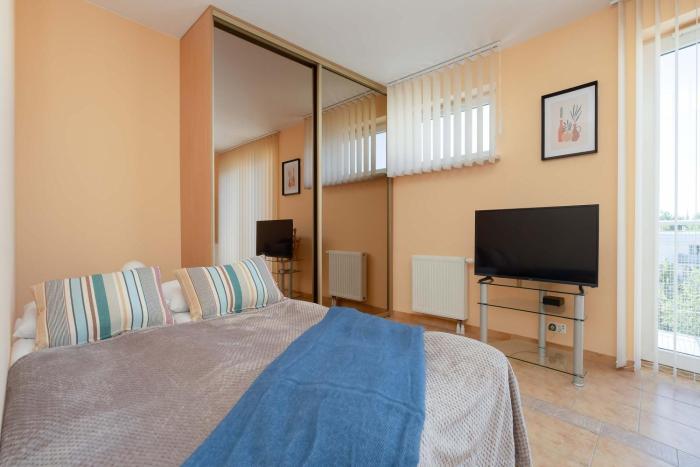 Cozy Studio with a Balcony in a Great Location by Noclegi Renters