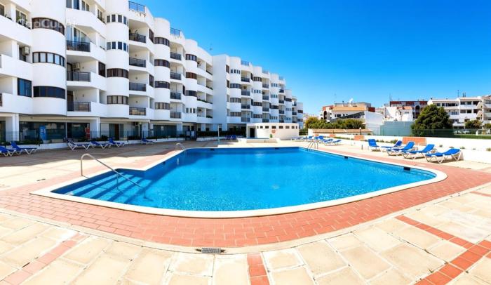 2-bedroom apartment in Albufeira, 10 minutes from the beach, with pool