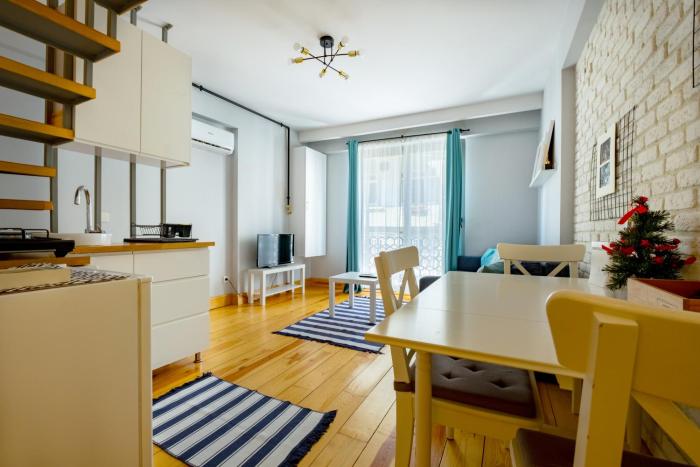 Stylish Duplex with Elevator