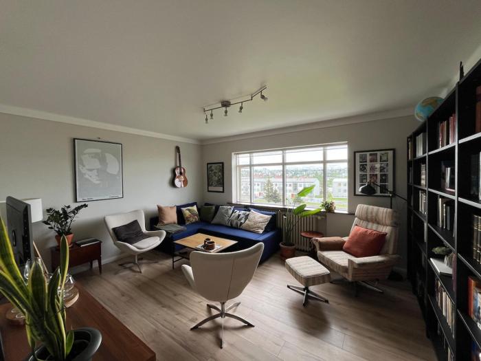 A Reykjavík home with books and a sunset view