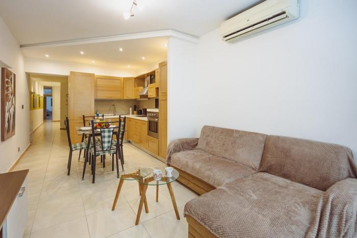 Modern 2BR Apartment in Sliema Walk to Seafront with Patio