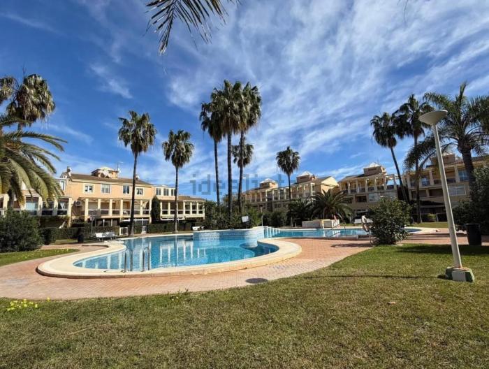 Bajo con jardin privado piscina 250m playa