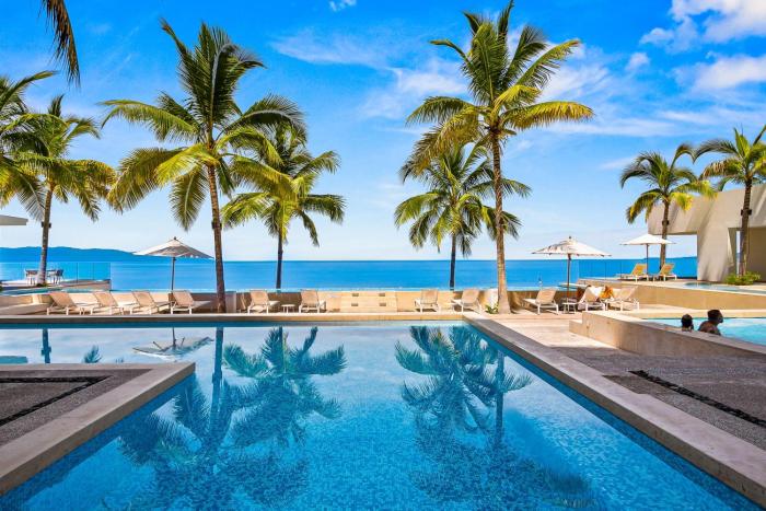 Modern oceanfront studio with breathtaking sunsets, heated pools & beach access