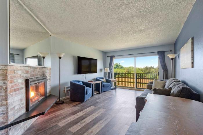 Pet-Friendly Family Suite for 6 - Kitchen and Fireplace - Pool and Hot Tub