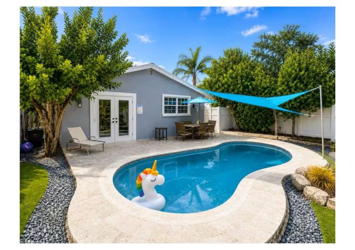 Hollywood Entire Home with Private Pool Near Hollywood Beach Sleeps 6 to 8 Pet Friendly