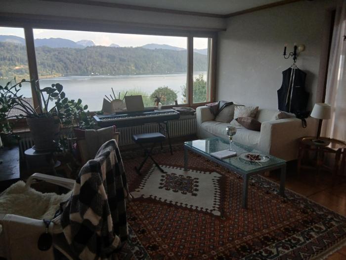 Zimmer mit Panoramablick auf den Zürichsee mit eigenes Bad und Terassenzugang