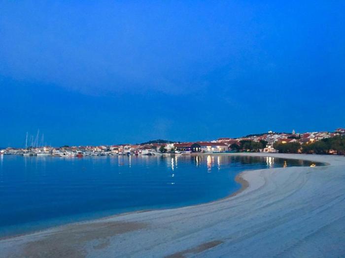 Beach apartment Ana, wake up to the sea, balcony, terrace, garden & parking, Murter - Dalmatia