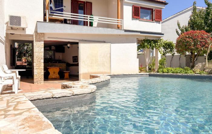 Stunning Apartment In Fazana