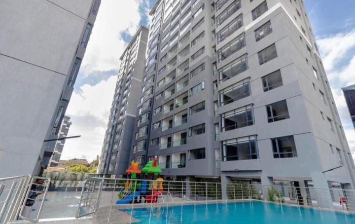 Executive elegantly furnished three bedroom apartment withmodern facilities ,modern swimming pool ,fully equipped gym,children playground and close proximity to major shopping centers and gourmet restaurants