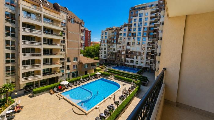 1BR w Pools & Free Parking | Walk to Beach