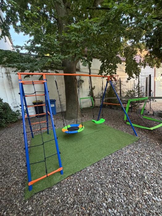 Guntia Family Apartments mit einem Garten und einem Spielplatz