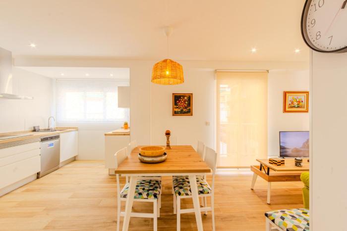 Downtown apartment a short walk from the beach by Domidai