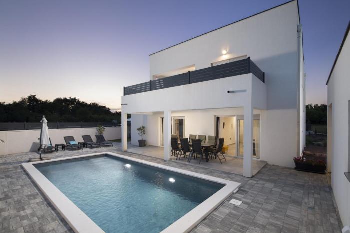 4-bedroom villa with pool near Vodnjan