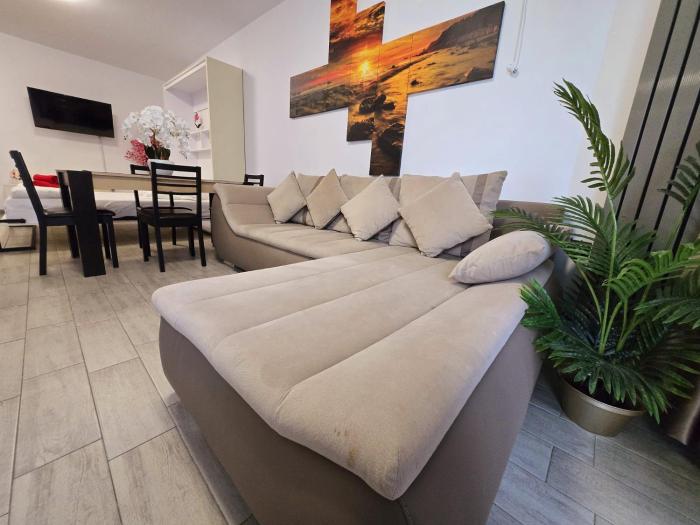 Azizi Sea Breeze Premium Residence - Beach Pool & Spa Resort langa plaja