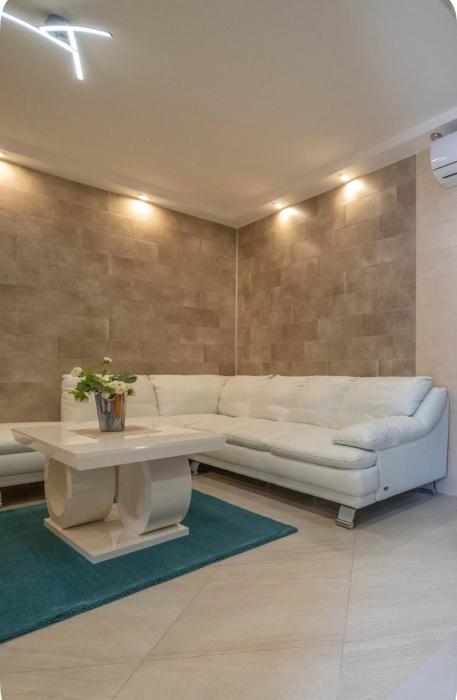Clive M Apartments