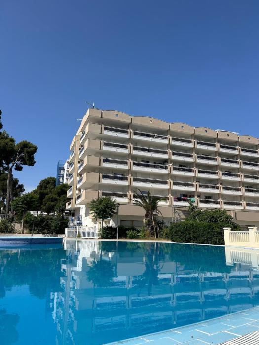 Cozy Apartment with Pool at 5 Min to Beach