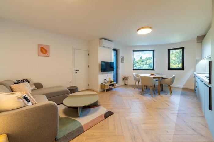 Modern City View Flat with Free Parking